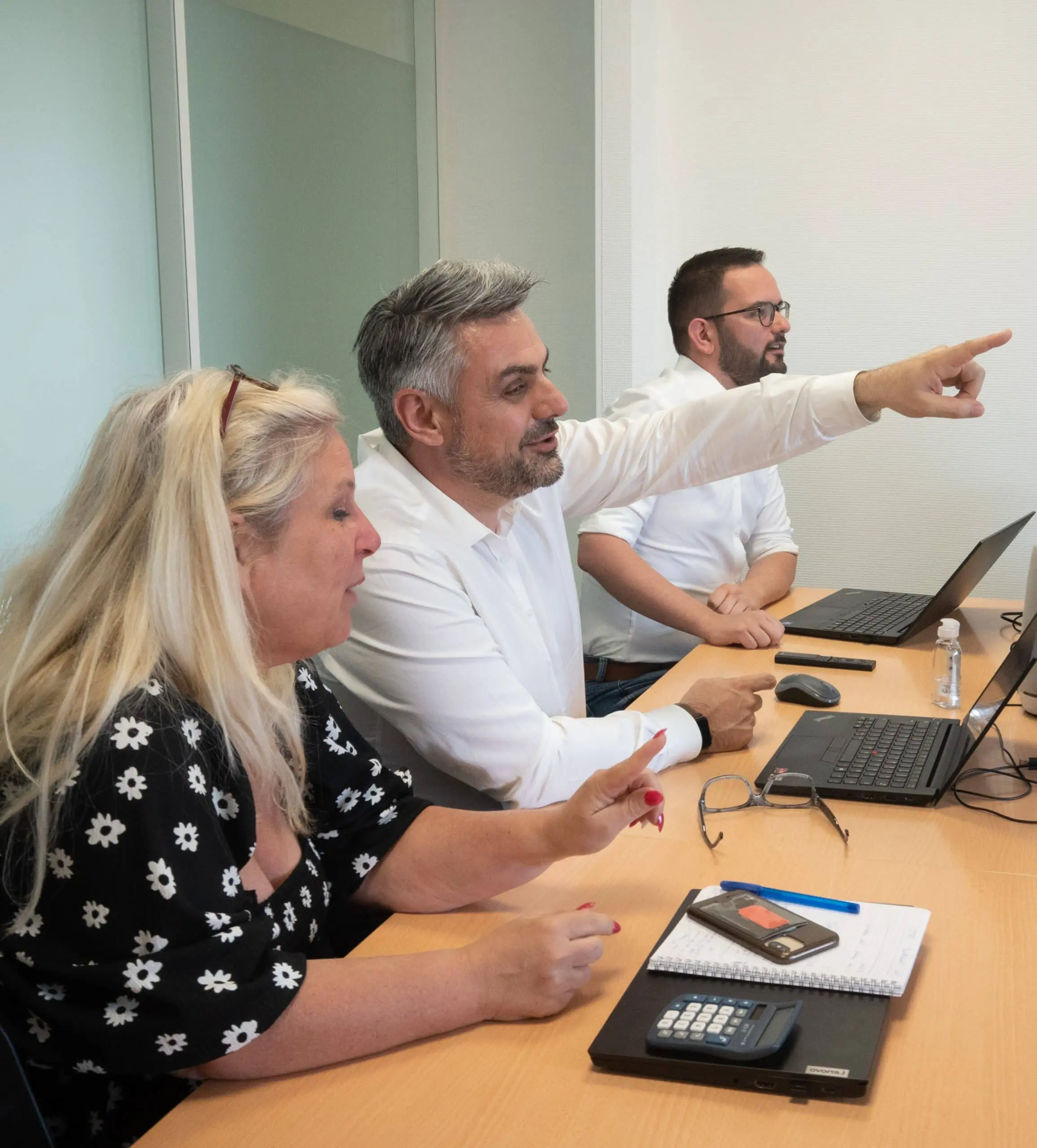 Portrait de Michaël Gandrieeau, Directeur marketing et commercial, entouré de deux collaborateurs d'Elan Cité