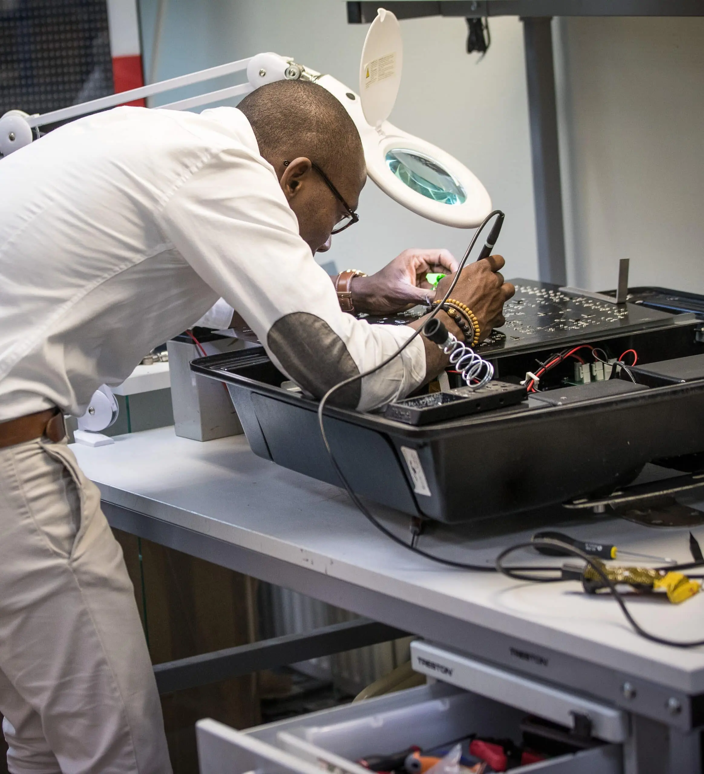 un collaborateur du service après-vente réparant un radar pédagogique EVOLIS Vision 