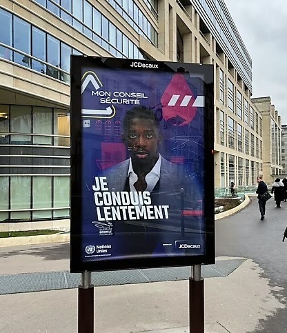 Affiche "Mon Conseil Sécurité du footballeur Ousmane Dembélé publiée sur un panneau d'affichage urbain. 