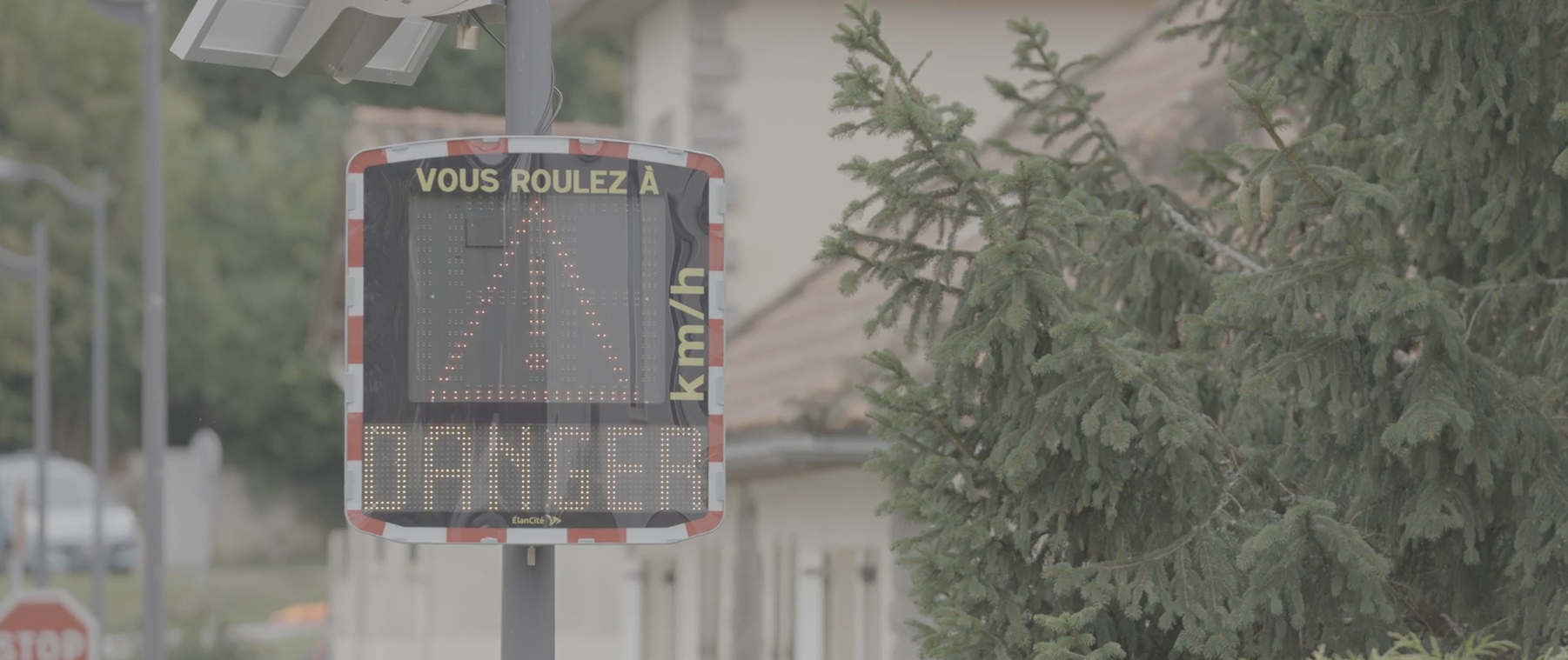 Un radar pédagogique EVOLIS Vision qui affiche un pictogramme triangle et un message "Danger".