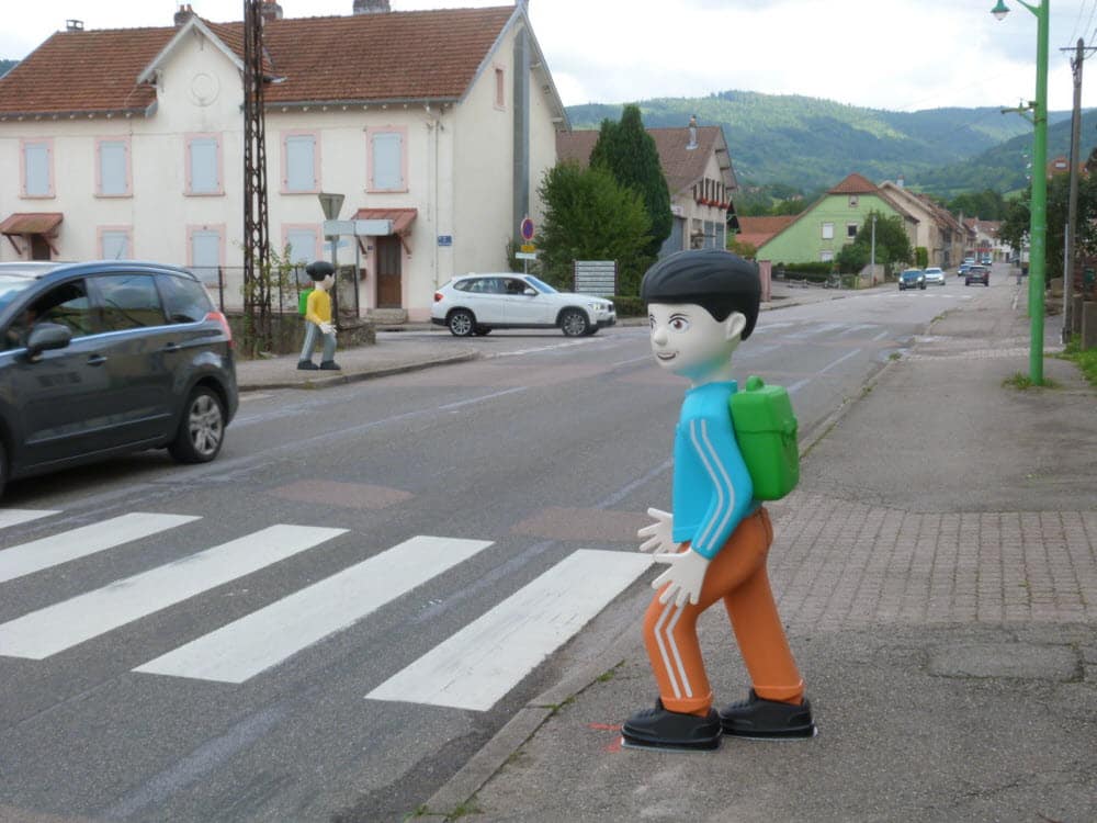 emma-en-jaune-et-theo-en-bleu-vont-faire-lever-le-pied-aux-automobilistes