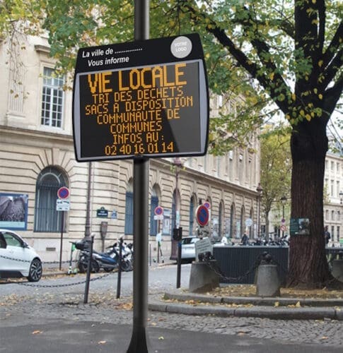 Le journal électronique d'information EVOCITY installé dans un centre ville.