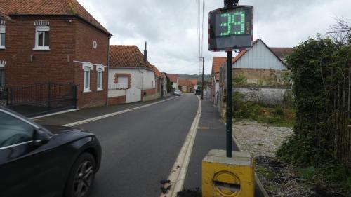 Le radar pédagogique EVOLIS installé dans une rue communale à Delettes.