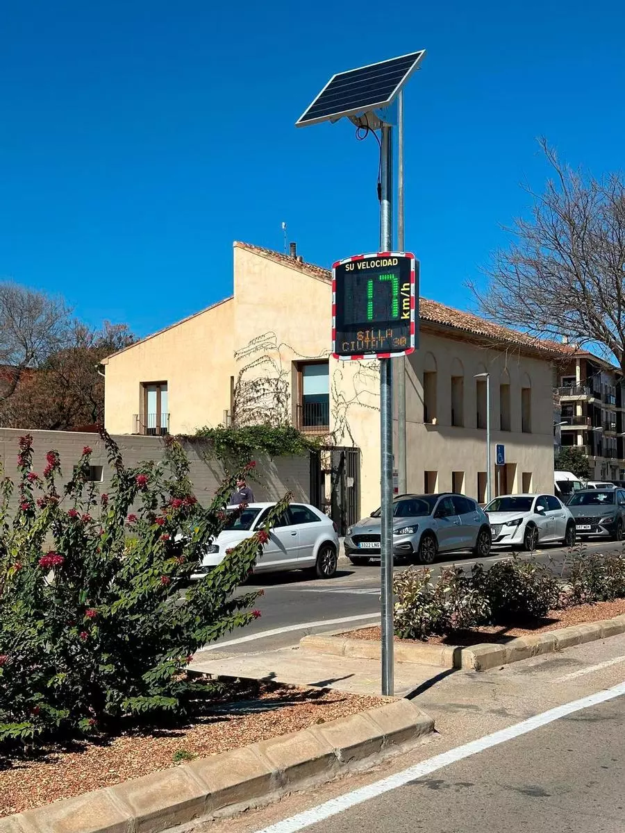 Un radar pédagogique affichant une vitesse de circulation de 17 km/h, installé au bord d'une route à Silla.