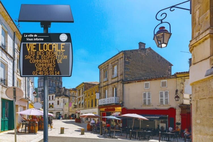 Le journal d'information électronique EVOCITY équipé d'un panneau solaire, installé dans un bourg communale.