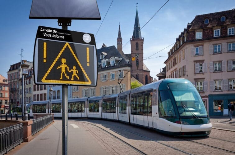 Le journal électronique d'information EVOCITY, équipé d'un panneau solaire installé près d'un tramway.