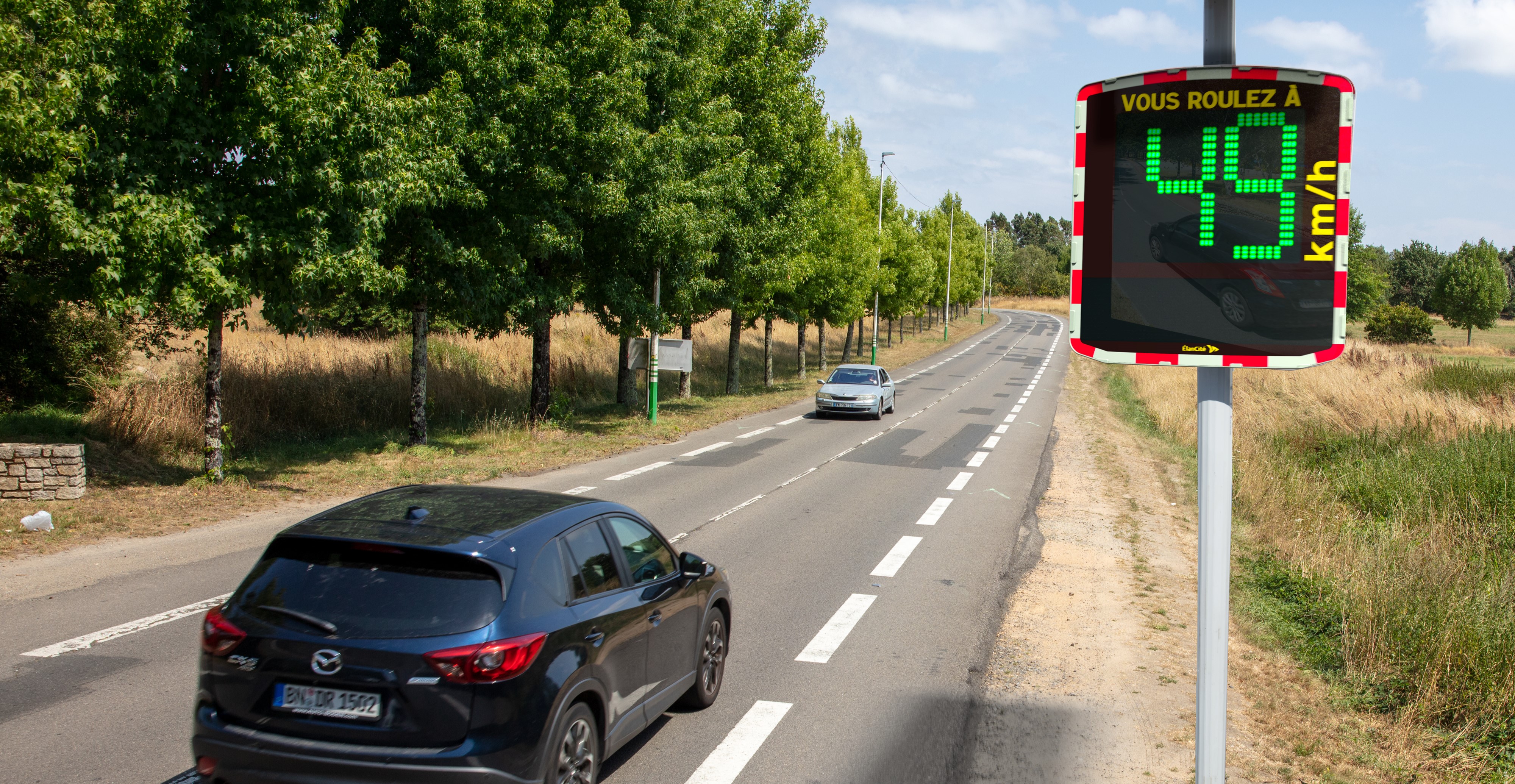 Un radar pédagogique installé aux abords d'une route communale et qui affiche une allure de vitesse autorisée de 49km/h.