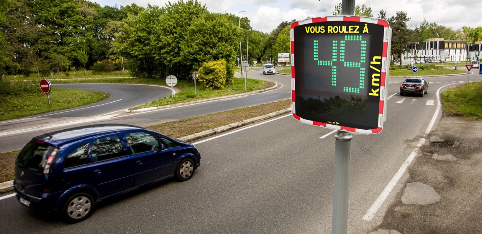 Un radar pédagogique installé aux abords d'une route communale et qui affiche une allure de vitesse autorisée de 49km