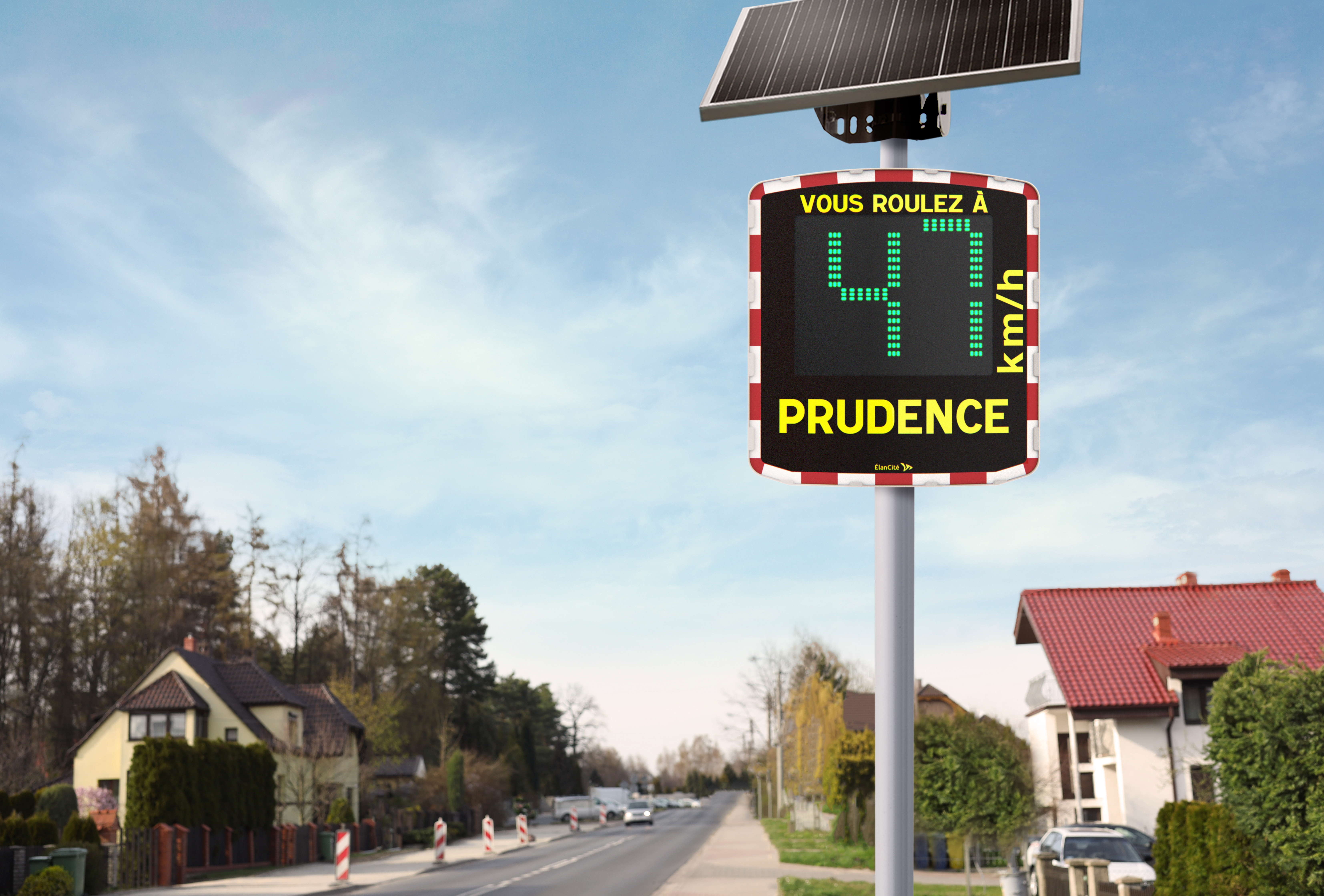 Un radar pédagogique mobile EVOLIS Mobility qui affiche une allure de vitesse autorisée de 47 km/h aux abords d'une rue résidentielle