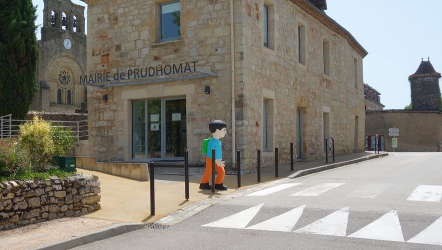 Elan City - Signakid - A child like bollard installed near a city ​​hall to encourage motorists to slow down - US
